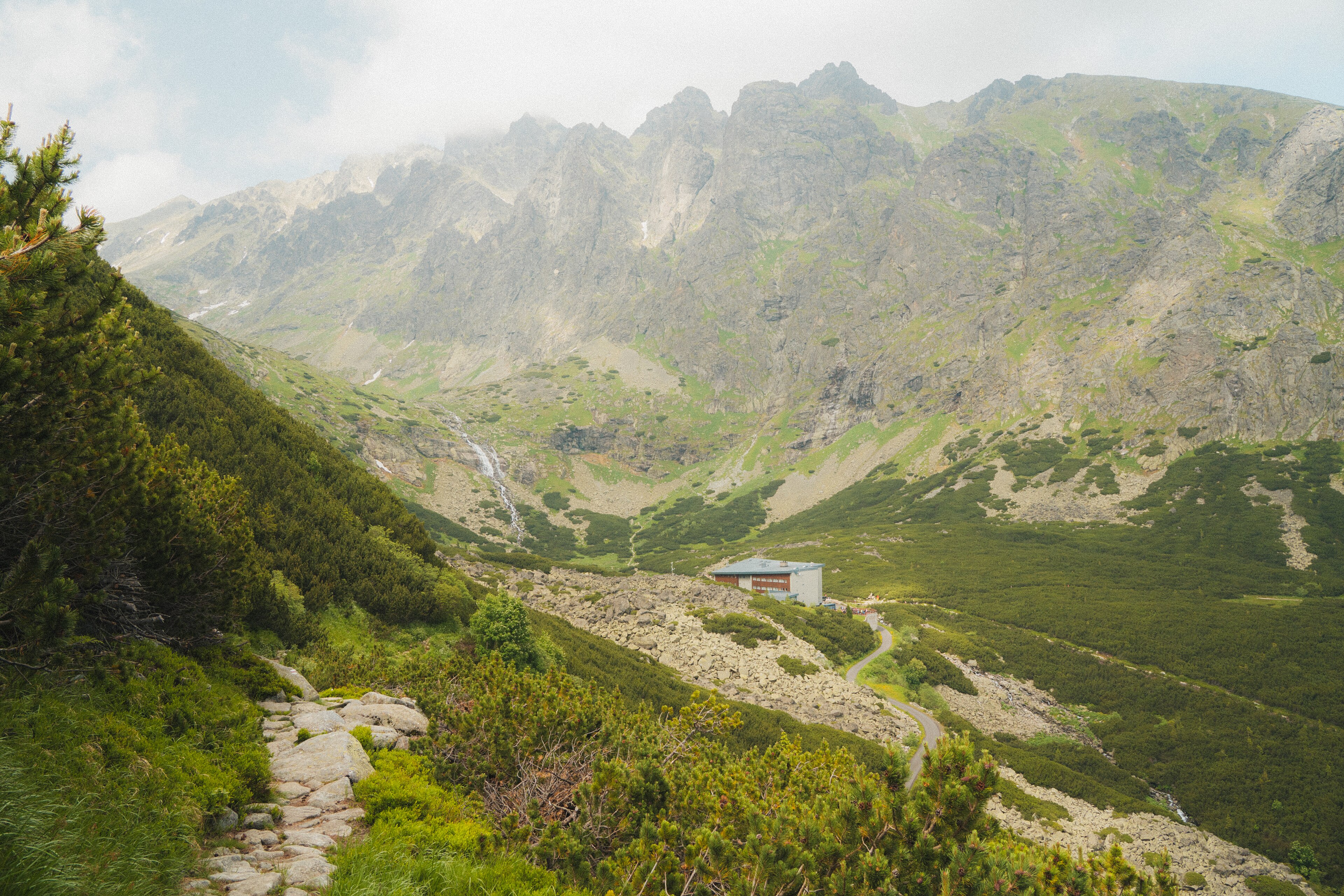 Bergtal Velická dolina mit Gipfeln der Hohen Tatra in der Slowakei