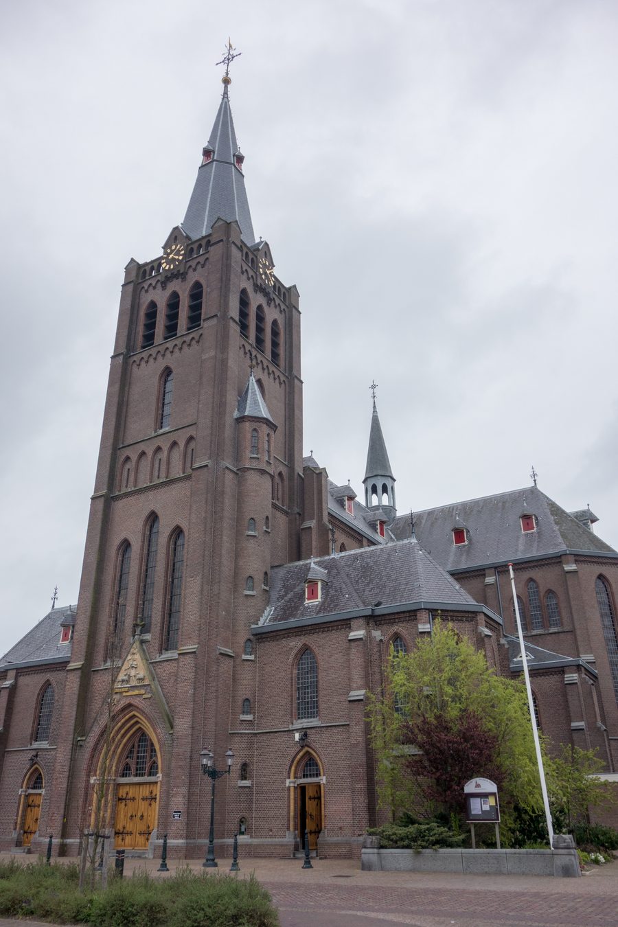 Overzicht van het exterieur van de Sint-Jan-de-Doperkerk in Noord-Scharwoude