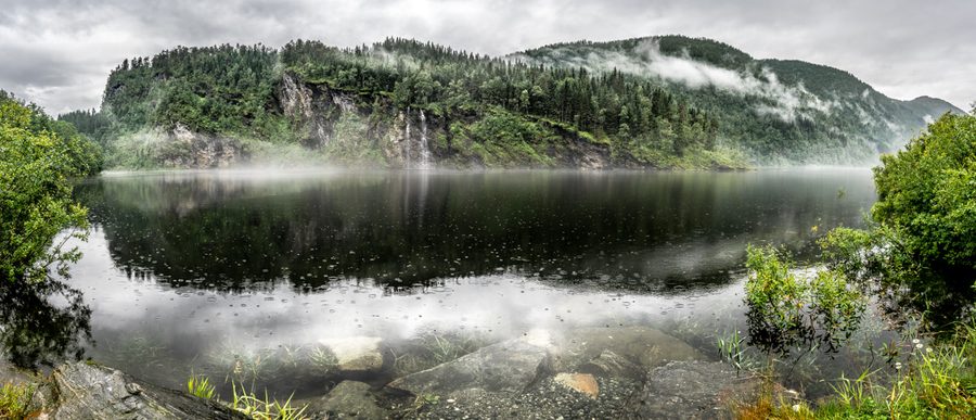 Berglandschaft am Myrkdalsvatnet in Myrkdalen, Norwegen