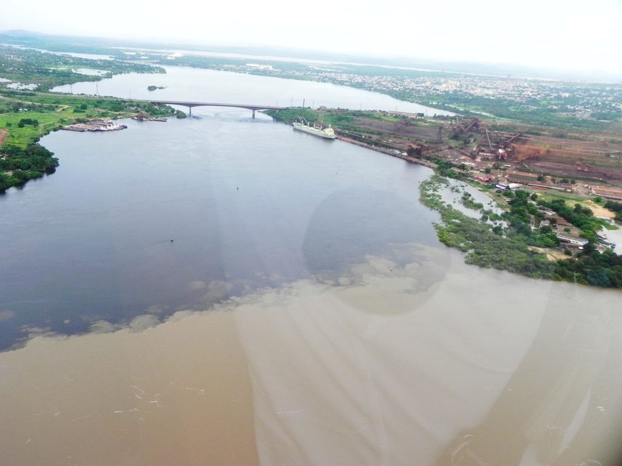 Luftaufnahme des Zusammenflusses von Río Caroní und Orinoco