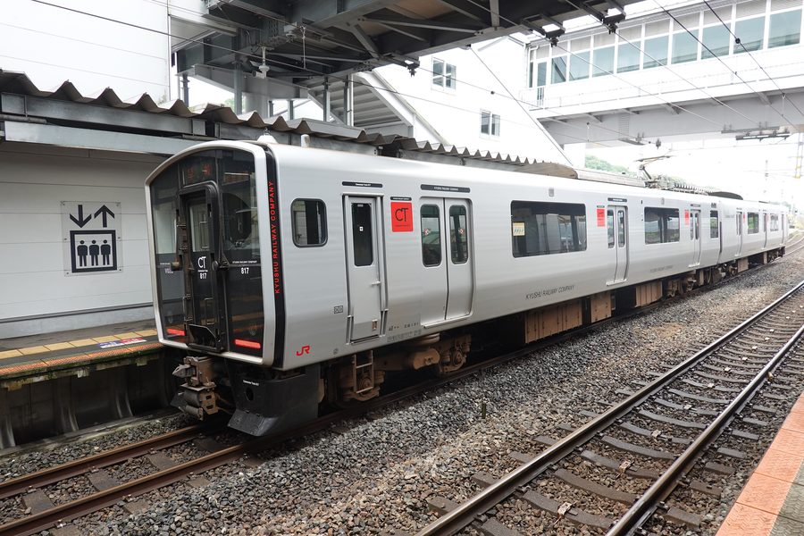 Zug im Bahnhof Shin-Tosu in Tosu