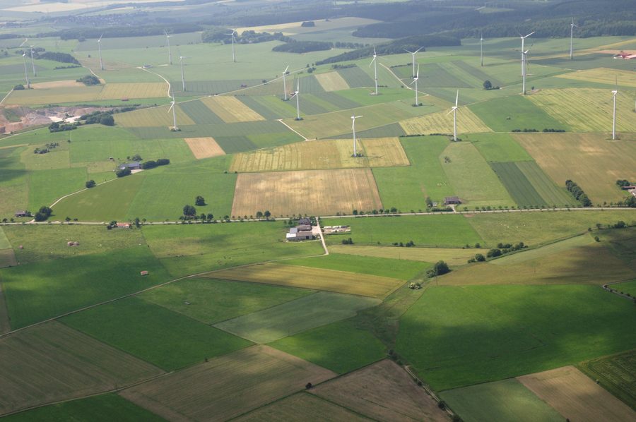 Luftaufnahme der Landschaft bei Madfeld mit Bürgerwindpark Sauerland Ost