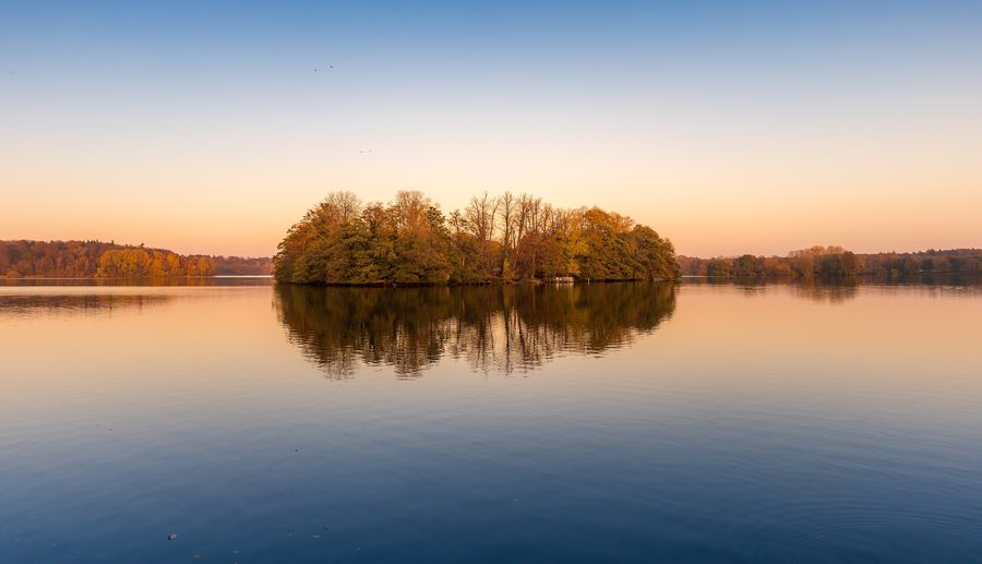 Herbstliche Landschaft am Eutiner See in der Holsteinischen Schweiz