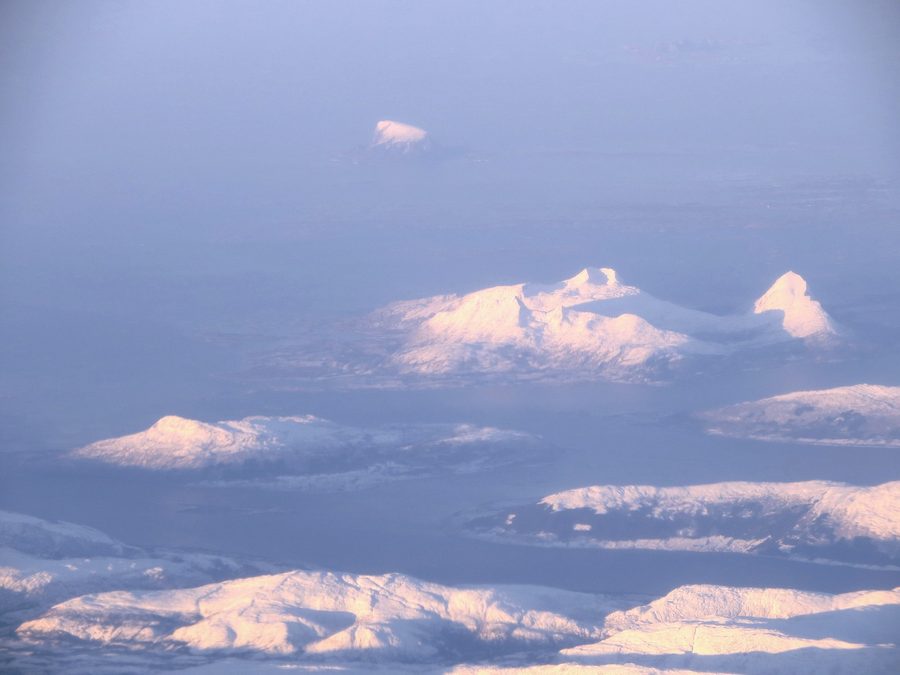 Luftaufnahme über der Küsten- und Insellandschaft der Gemeinde Nesna in Nordland