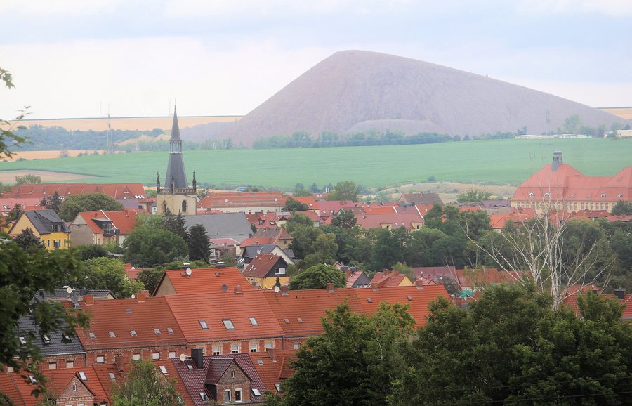 Blick zur St.-Annen-Kirche und zur Halde Fortschrittschacht in Lutherstadt Eisleben