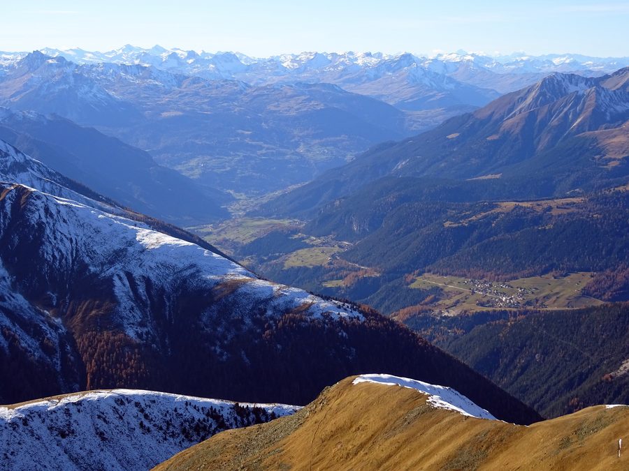 Blick über Wiesen, Schmitten, Alvaneu und Tiefencastel im Albula-Tal