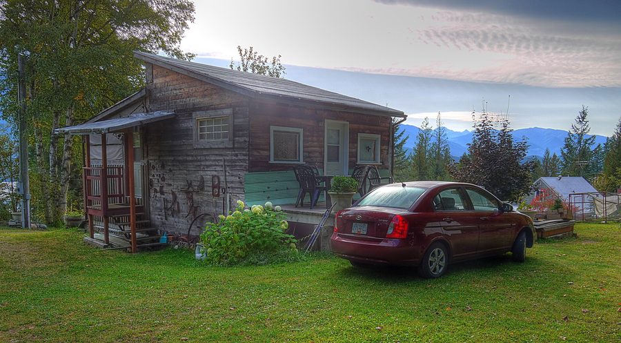 Ferienhaus in einer weiten Berglandschaft