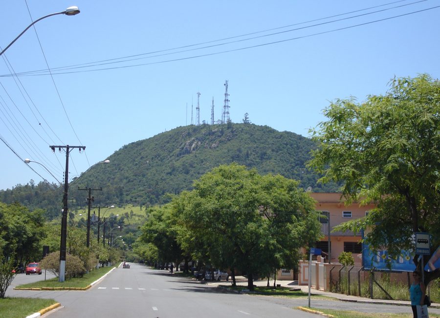 Der Morro São João, eine markante Hügelgruppe bei Montenegro in Rio Grande do Sul