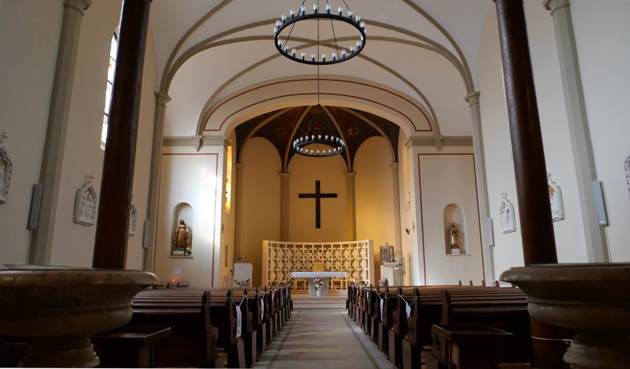 Innenraum der katholischen Kirche Saints-Jacques-et-Philippe in Vernier