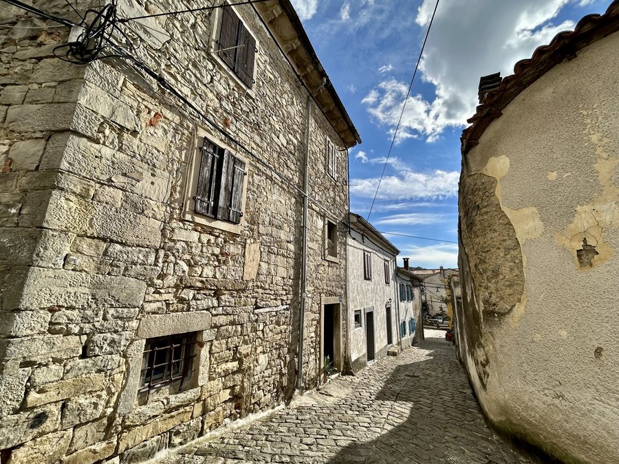File:Stari grad, Buzet, Istria (2024-10-06 1).jpg