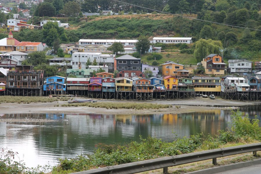 Farbige Pfahlhäuser an der Küste von Castro auf Chiloé