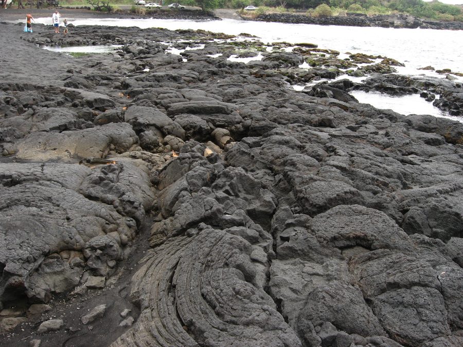 Schwarzer Sand am Punaluʻu Beach auf Hawaiʻi Island
