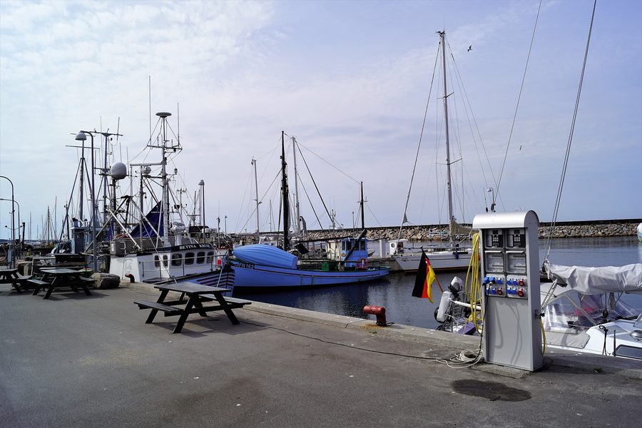 Østerby Havn auf Læsø mit Fischerei- und Segelbooten