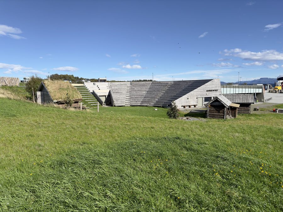 Fähranleger und Küstenlandschaft auf Edøya mit Außenbühne am Gurisentret