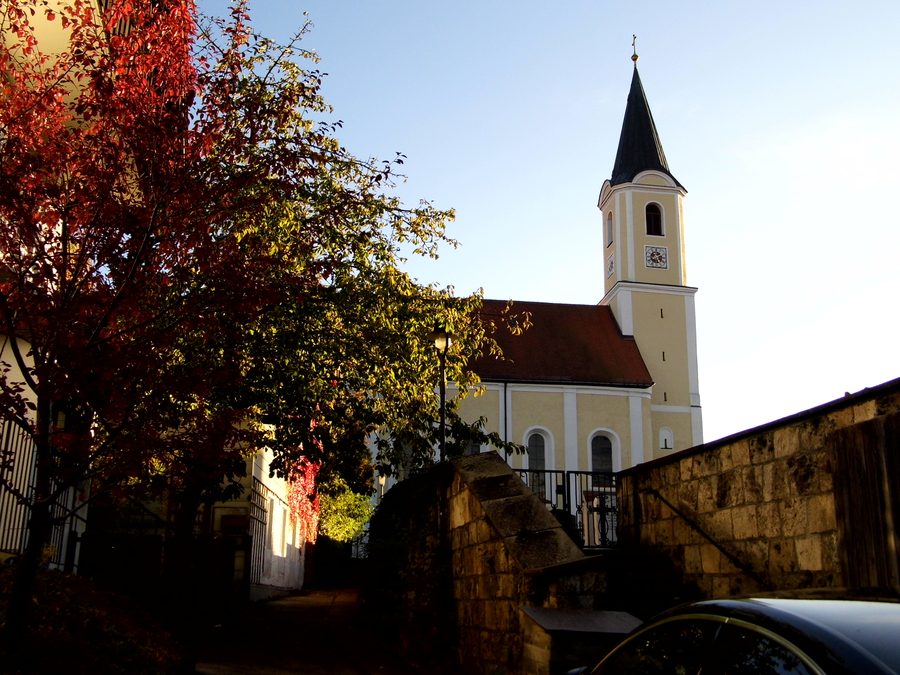 Nordseite der Pfarrkirche St. Johannes der Täufer in Glonn