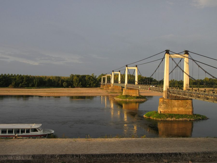 Brücke über die Loire bei Montjean-sur-Loire im französischen Département Maine-et-Loire