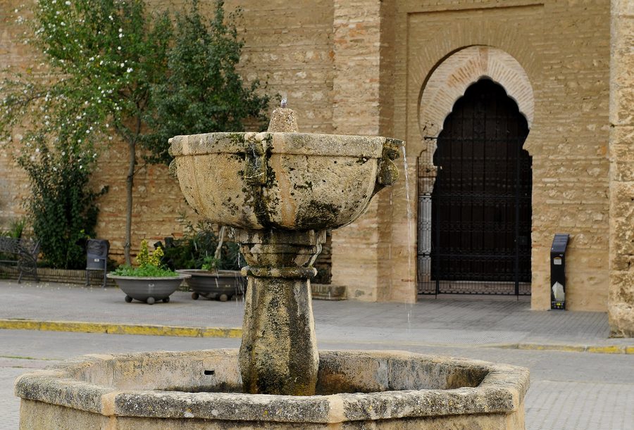 Fuente frente a la iglesia de Santa María de la Granada en Niebla, Huelva