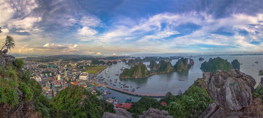 Kalksteinfelsen und Inseln in der Ha Long Bay