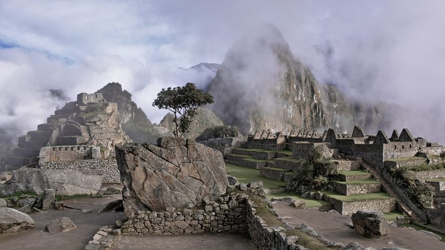 Ruinen von Machu Picchu in den peruanischen Anden