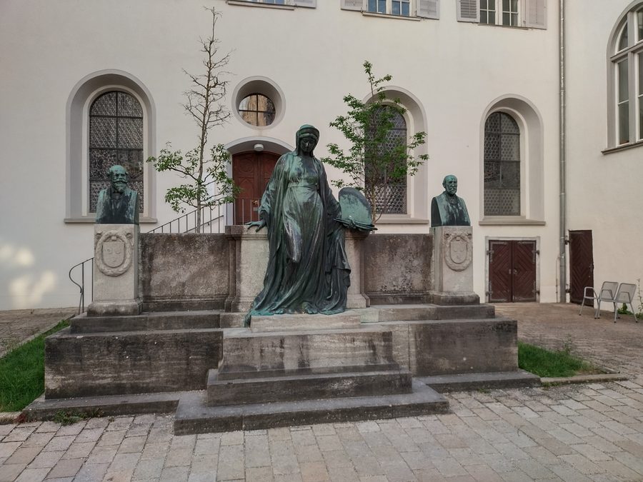 Denkmal für Braith und Mali im Innenhof des Museums Biberach