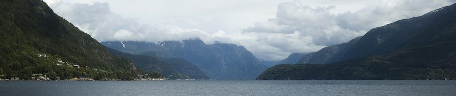 Panoramablick über den Hardangerfjord bei Djønno in Ullensvang mit Bergen und Fjordlandschaft