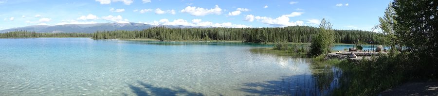 Panorama des Boya Lake im Boya Lake Provincial Park bei Watson Lake in Nord-British Columbia.