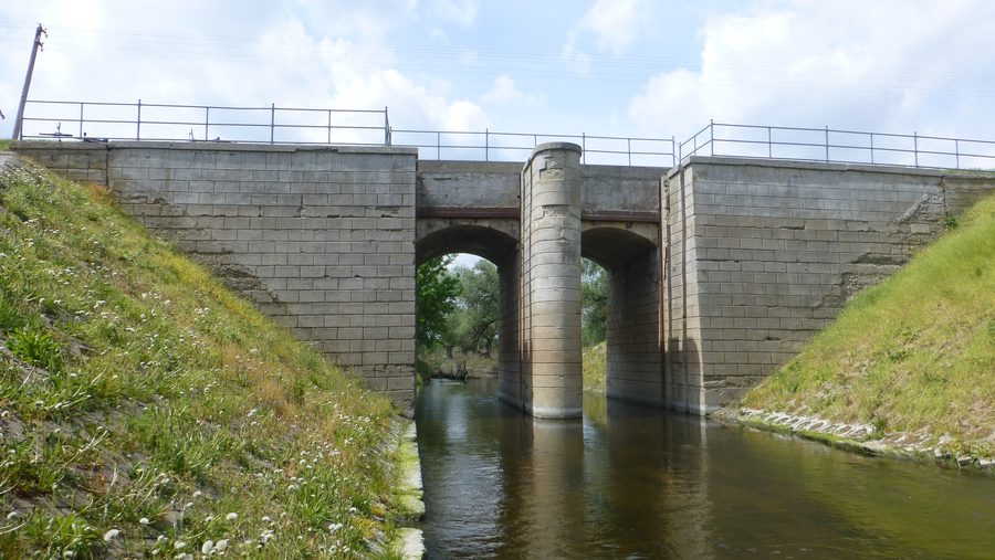Dong-ér-Mündung bei Baks mit Schleuse und Uferlandschaft