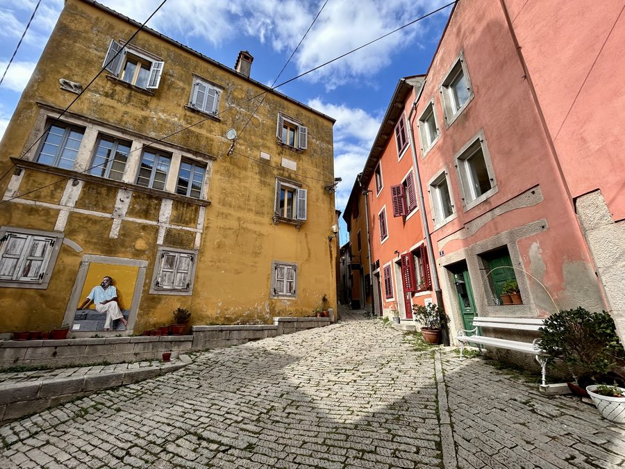 File:Stari trg, Stari Grad, Labin (2024-10-11).jpg