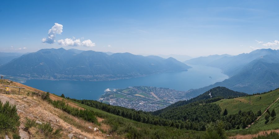 Blick von Cimetta auf den Lago Maggiore bei Minusio im Tessin