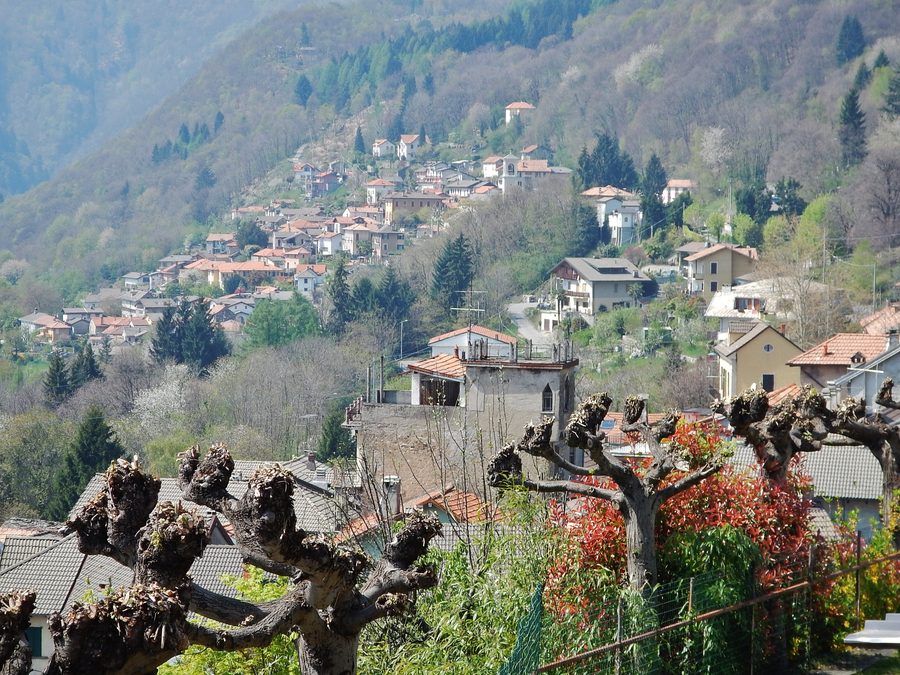 Cheglio, ein Ortsteil von Trarego Viggiona, in der Berglandschaft am Lago Maggiore
