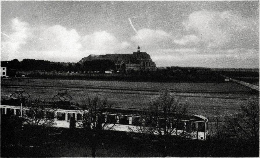 Historische Ansicht des Steyler Missionshauses Sankt Augustin mit einem Zug der Siegburger Bahn
