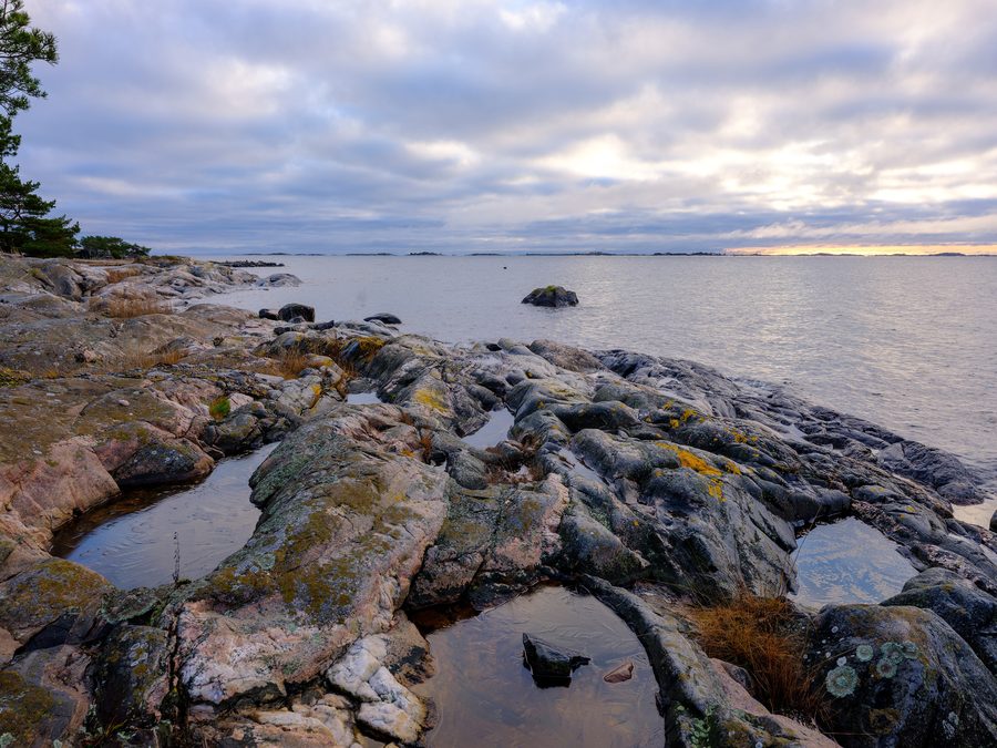 Rocky coastal cliffs on Sandö (Sandhamn) island in the Stockholm archipelago