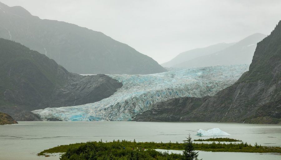 Mendenhall-Gletscher bei Juneau mit Bergen und bewaldeter Umgebung