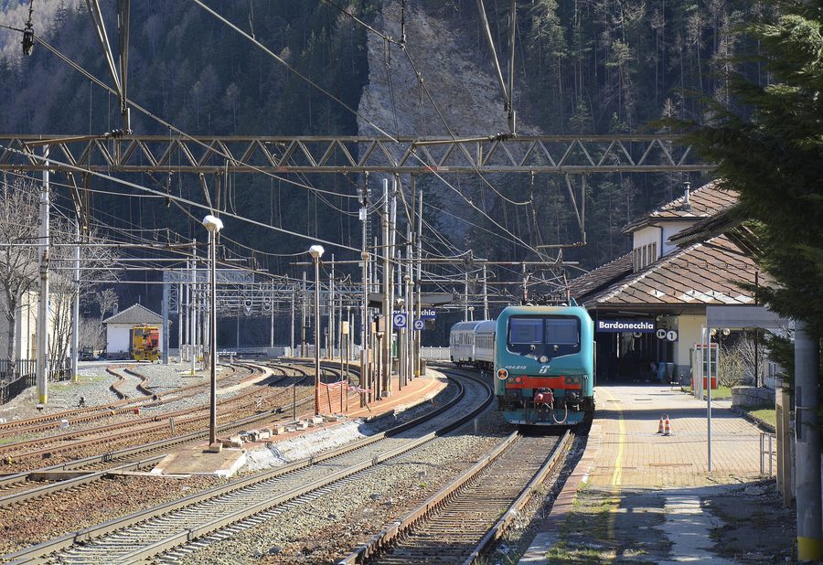 Zug der Linie SFM3 im Bahnhof Bardonecchia