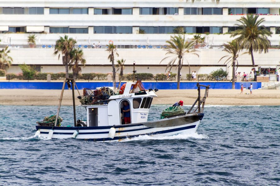 Kleines Fischerboot an einem Strand in Marbella, Spanien