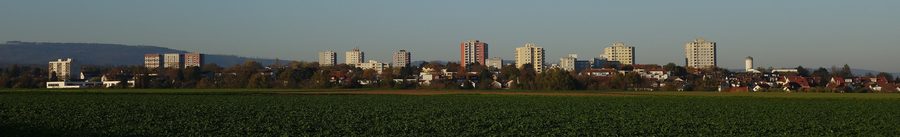 Panoramablick auf Steinbach (Taunus) mit dem Taunus am Horizont