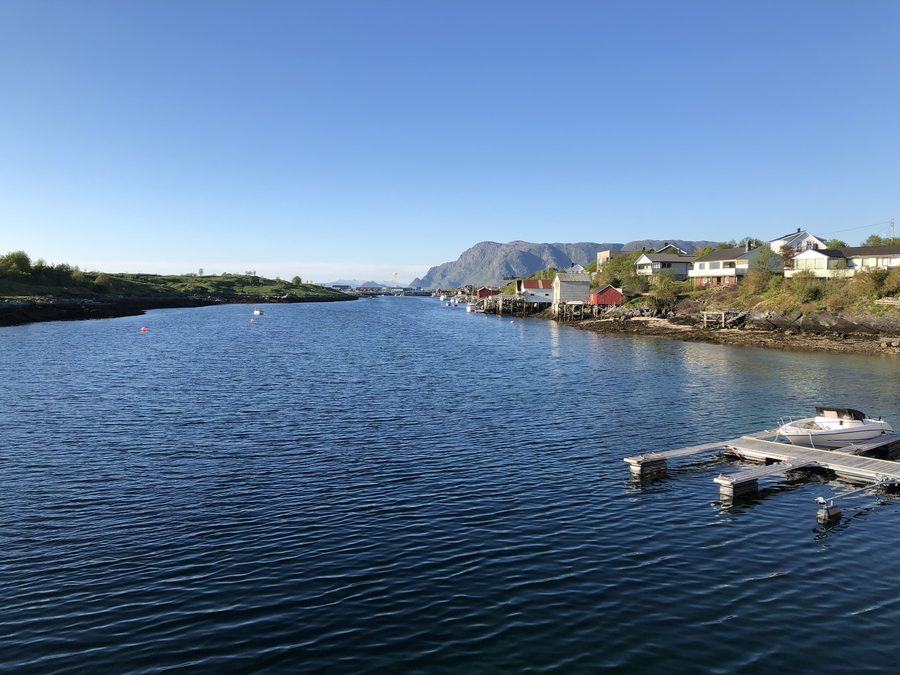 Salhussundet in Brønnøysund mit Wasserflächen und Küstenlandschaft