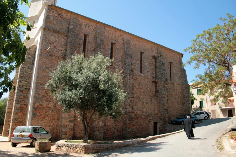 Die orthodoxe und die lateinische Kirche von Cargèse stehen einander gegenüber.
