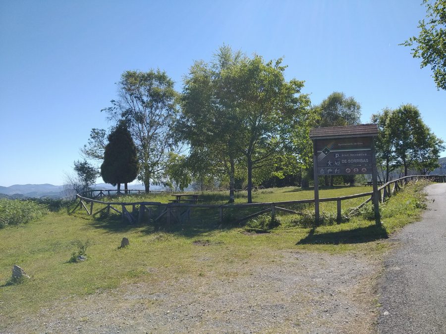 Área recreativa de Sorribas en una ladera rural de Grado, Asturias