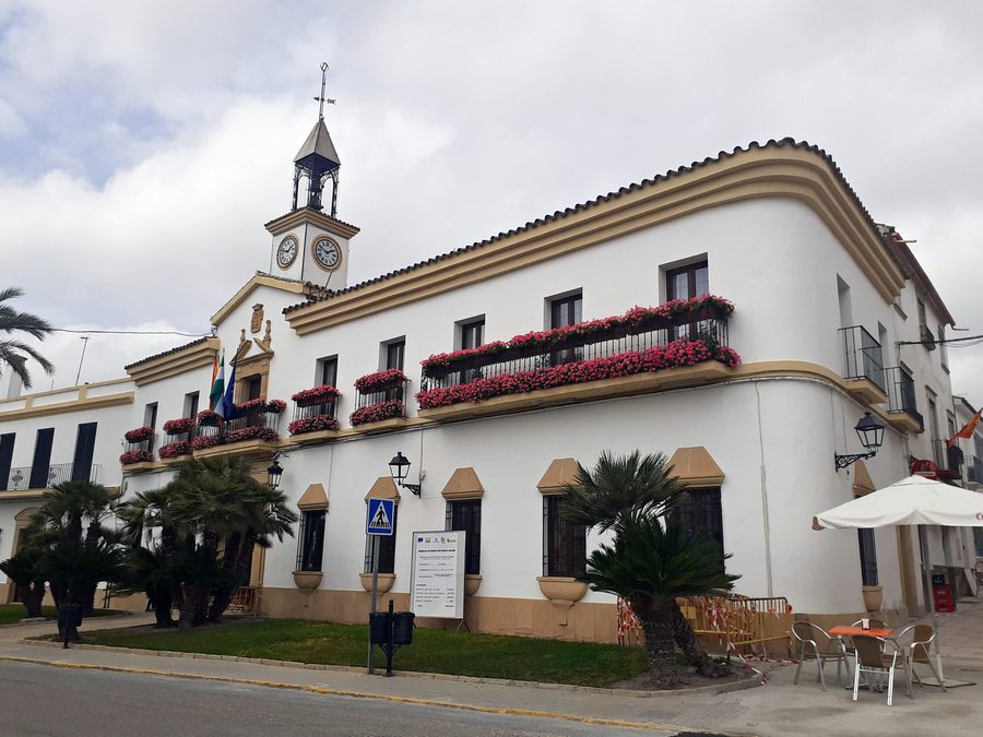 Fachada del Ayuntamiento de Cañete de las Torres, provincia de Córdoba, España.