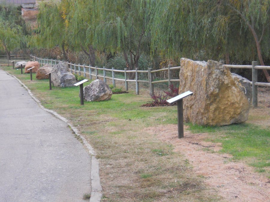 File:Jardín Rocas Alcorisa-2.JPG