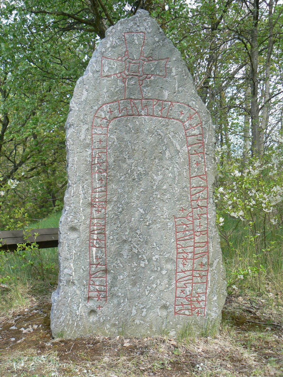 Runenstein aus dem 11. Jahrhundert bei Skärblacka in Östergötland