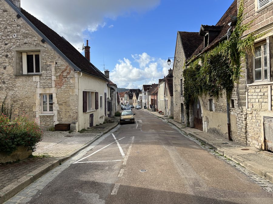 Grande rue Alfred Grévin à Épineuil