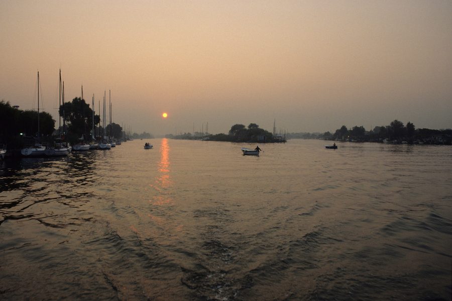 Sonnenaufgang an der Fiumara Grande an der Küste Latiums