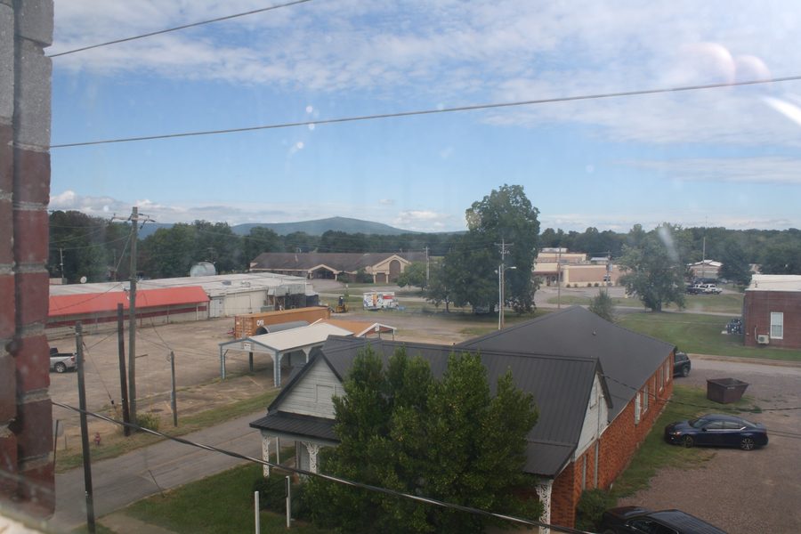 Blick über Waldron in Arkansas mit Poteau Mountain im Hintergrund