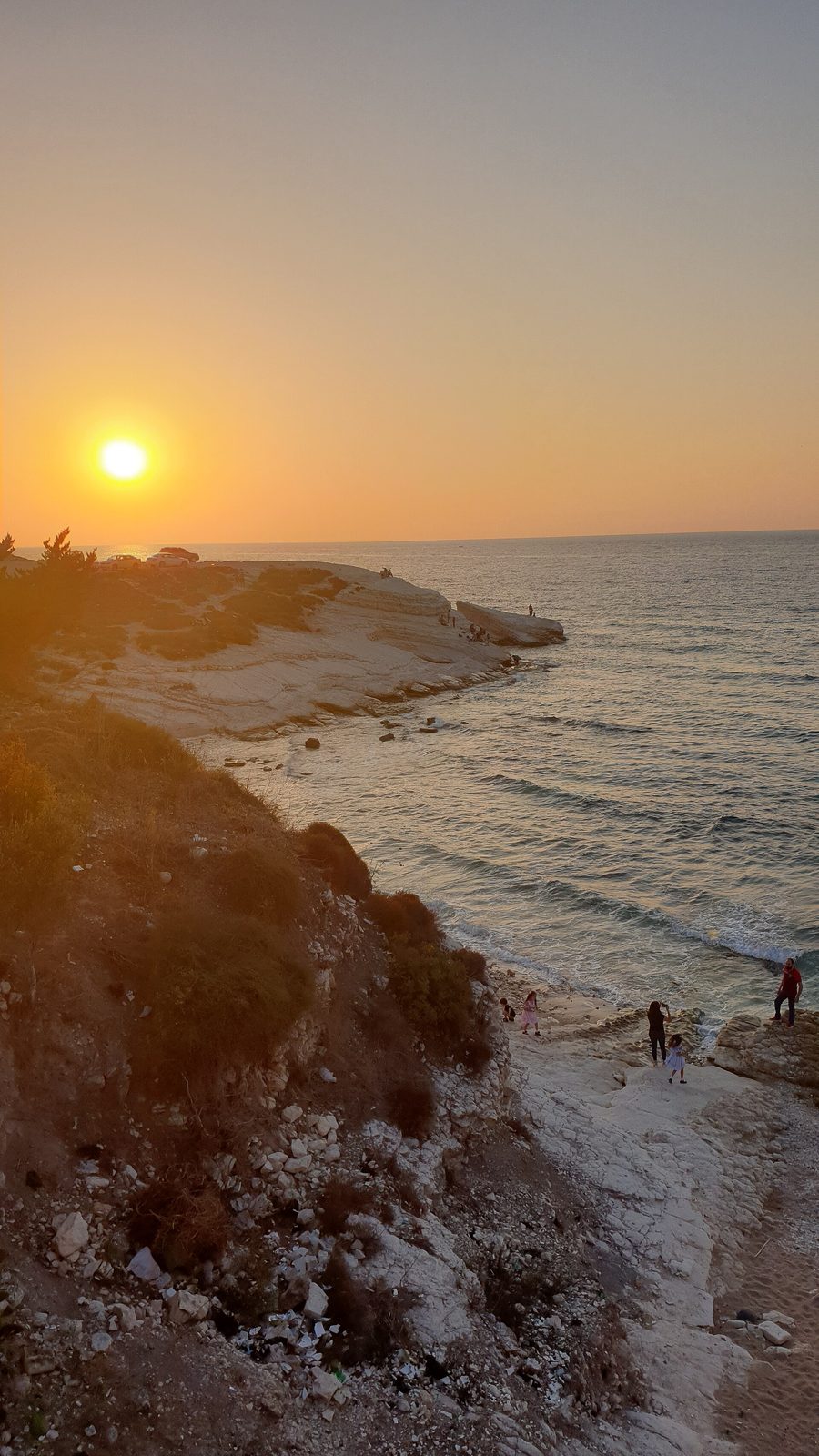 Sonnenuntergang an der felsigen Mittelmeerküste bei Latakia