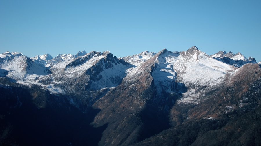 Blick über die bewaldete Berglandschaft des Onsernone-Tals im Tessin
