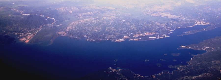 Luftaufnahme des Neretva-Deltas mit landwirtschaftlichen Feldern und Küstenlandschaft in der Gespanschaft Dubrovnik-Neretva