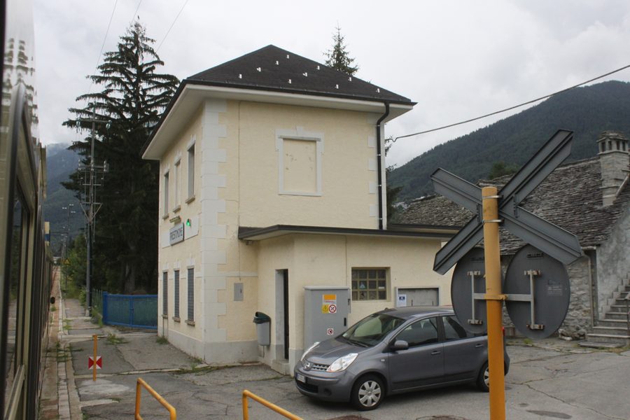 Prestinone train station in Craveggia