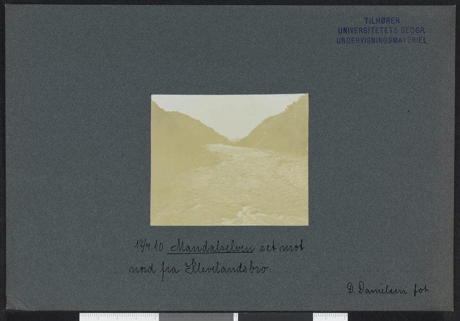 Blick über das Mandalselva-Tal bei Klevelands bru mit Wald- und Landwirtschaftsflächen